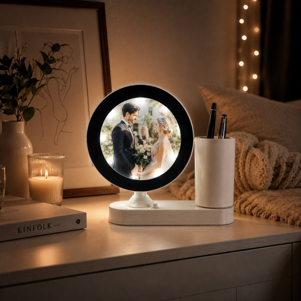 Oglinda magica cu insertie foto si lumina LED cu suport de pixuri